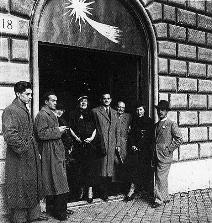Si riconoscono, da sinistra, Mirko, Corrado Cagli, Sibilla Aleramo, Anna Laetitia Pecci Blunt, Alberto Moravia, Giuseppe Ungaretti, un’amica, Libero de Libero.